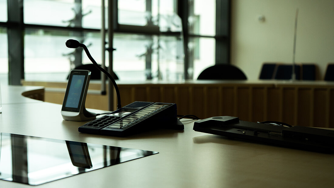 Hier wird ein Mikrofon in einem Presseraum dargestellt.