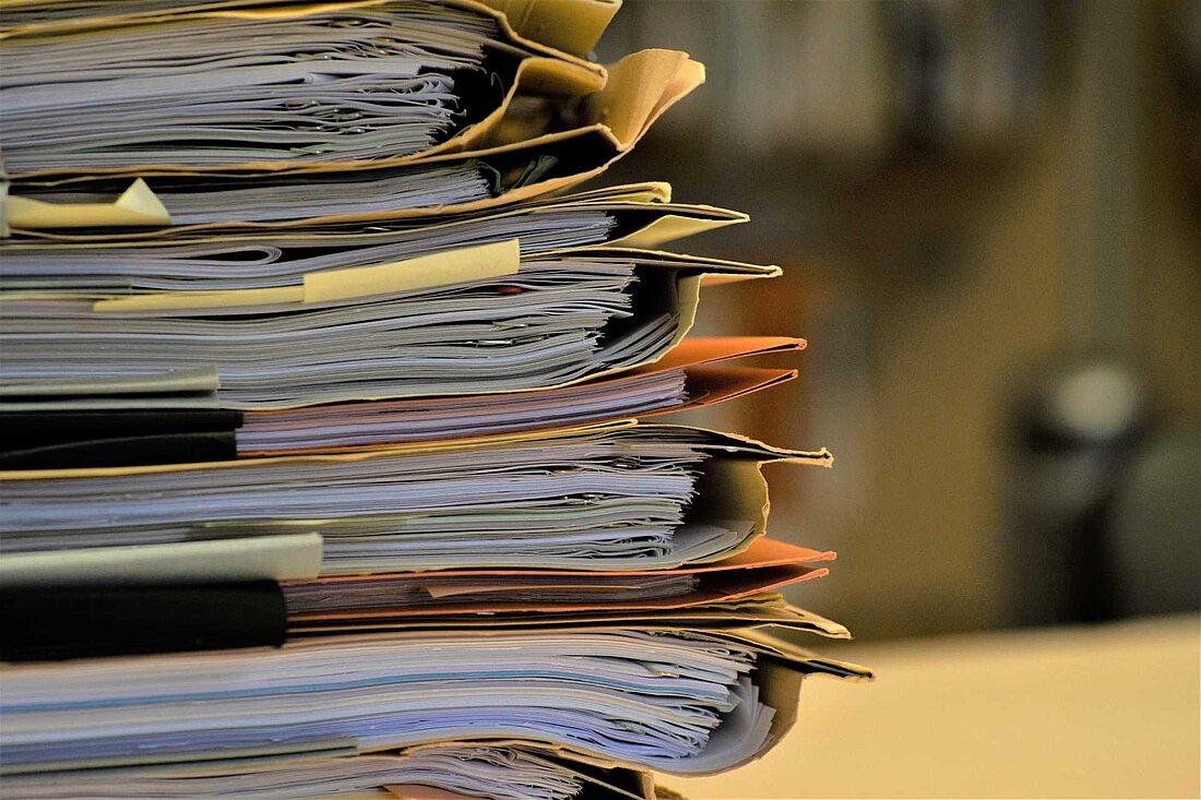 Detailaufnahme Aktenstapel mit unscharfen Hintergrund