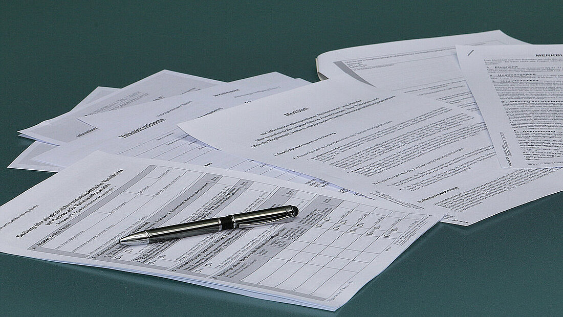 Formulare Papierformulare auf einem Tisch mit Stift.